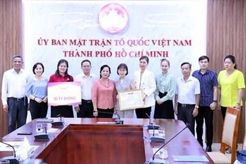 Tiếp nhận hàng hóa thiết yếu ủng hộ trẻ em mồ côi, người nghèo