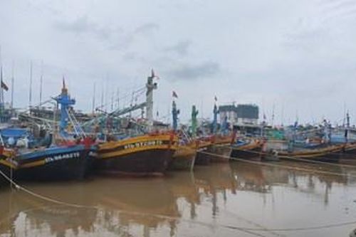 Thiếu dầu - Ngư dân Bình Thuận khó vươn khơi