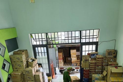 Chưa kịp tuồn ra thị trường, hàng ngàn bánh trung thu không nguồn gốc bị tạm giữ