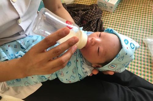 Hải Dương: Bé trai sơ sinh bị bỏ rơi còn nguyên dây rốn