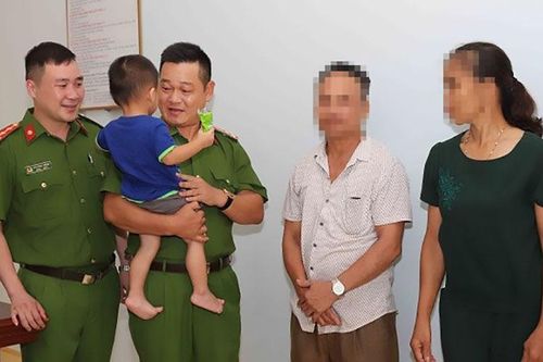 Cháu bé 2 tuổi bị mẹ đẻ mang bán được bàn giao cho bố nuôi dưỡng
