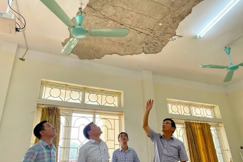 Mảng trần rơi trong lớp học khiến 2 học sinh bị thương