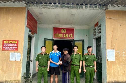 Học sinh vùng biên trả lại tiền cho cụ ông 89 tuổi đánh rơi