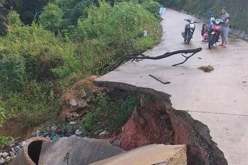 Mưa lớn tại Kon Tum khiến tuyến đường bị sạt lở nghiêm trọng