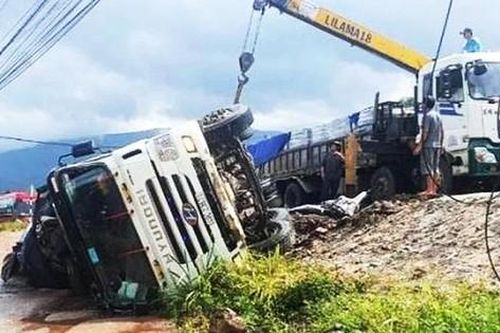 Khởi tố tài xế làm lật xe tải đè lên hai mẹ con