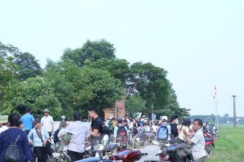 Nghệ An: Hàng trăm phụ huynh phản đối việc sáp nhập trường, không cho con đi học