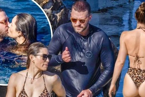 Justin Timberlake và bà xã Jessica Biel tình tứ mặn nồng ở biển