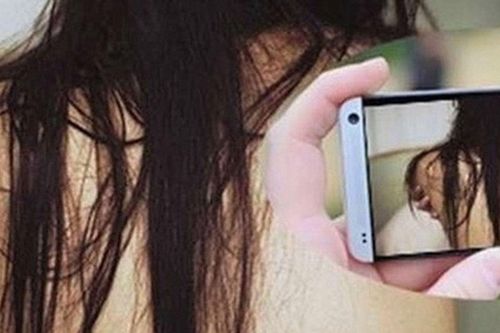 Tống tiền bạn tình bằng 'video nóng'