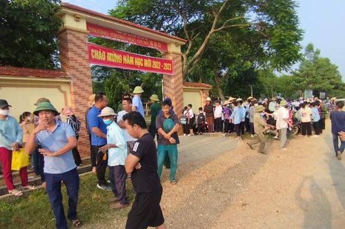 Hàng trăm học sinh Nghệ An không thể đến lớp sau khai giảng