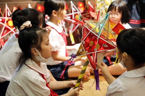 Học sinh Thủ đô trải nghiệm làm đồ chơi Trung Thu truyền thống