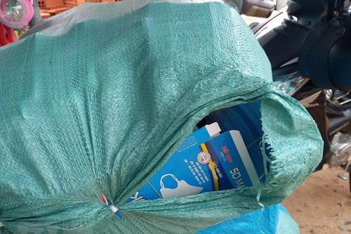 Tây Ninh: Tạm giữ 50.000 chiếc khẩu trang không rõ nguồn gốc
