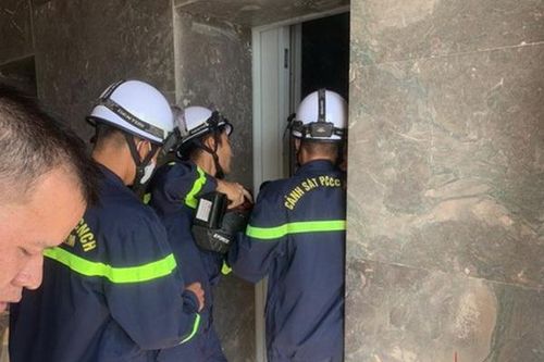 Hà Nội: Giải cứu 10 người mắc kẹt trong thang máy ở chung cư