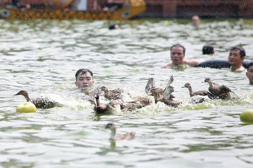 Độc đáo trò chơi 'ném bưởi, bắt vịt' ở lễ hội hóa Thánh làng Triều Khúc