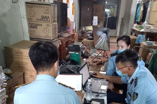 Tạm giữ 50.000 chiếc khẩu trang không rõ nguồn gốc
