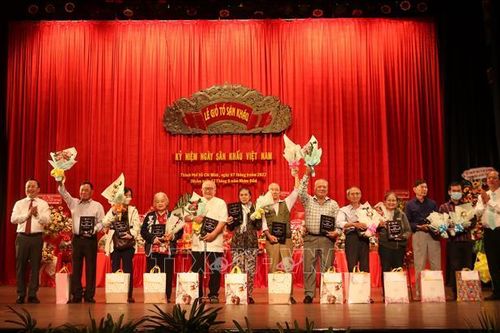 Tưởng nhớ, tri ân các thế hệ nghệ sỹ có nhiều đóng góp trong lĩnh vực sân khấu