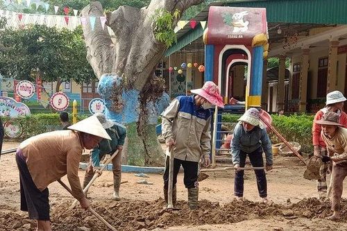 Nghệ An: Thầy cô lội bùn dọn dẹp trường học để đón học sinh sau lũ