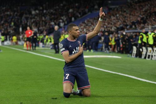 Chấp nhận sự thật, Mbappe không có cửa sánh ngang Ronaldo, Messi