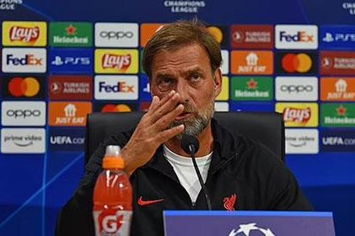 HLV Klopp mắng phóng viên vì câu hỏi 'đáng xấu hổ'