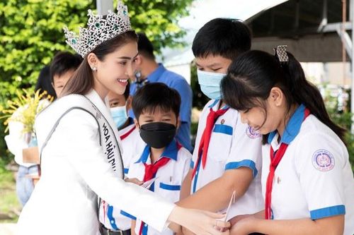 Hoa hậu Lý Kim Thảo trao học bổng cho học sinh nghèo ở Bạc Liêu