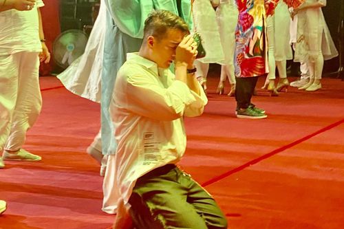 Đàm Vĩnh Hưng: 'Tôi từng quỳ trước bàn thờ Tổ gần một tiếng để cầu xin được nổi tiếng'