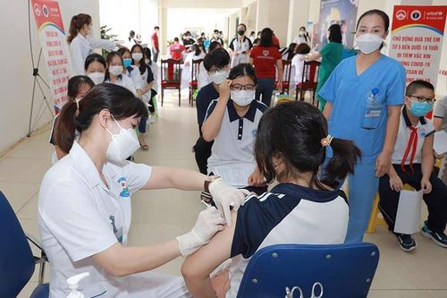 Tiêm vaccine Covid-19 để trẻ được đến trường an toàn