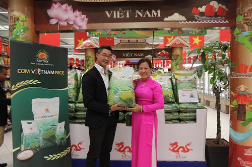 Gạo Lộc Trời thương hiệu 'Cơm Việt Nam Rice' chính thức có mặt tại 2 hệ thống đại siêu thị Châu Âu