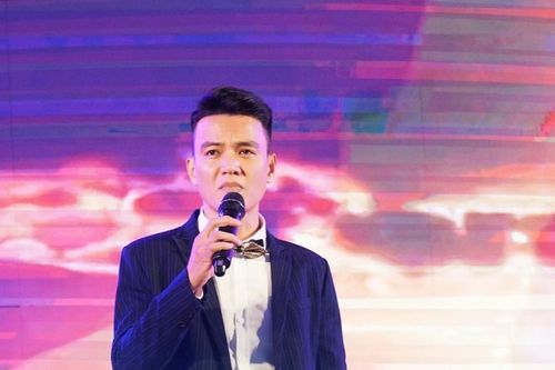 Ca sĩ Nguyễn Duy Trí sở hữu giọng hát ấm áp và truyền cảm