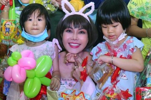 Việt Hương, Đại Nghĩa phát quà trung thu cho các em nhỏ
