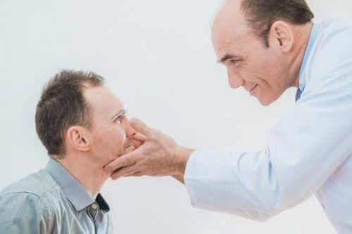 Nhiễm lậu mắt vì 'gần gũi' bạn gái mới quen qua mạng