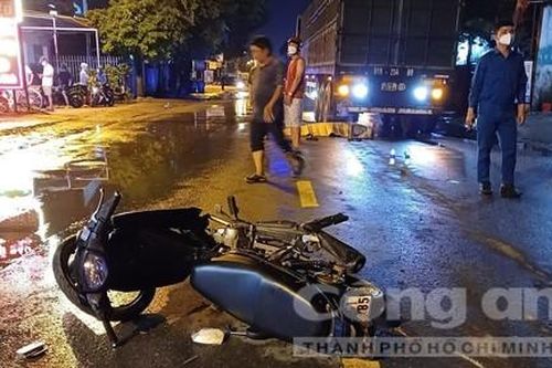TPHCM: Xe máy va chạm xe container lúc trời mưa, thanh niên tử vong