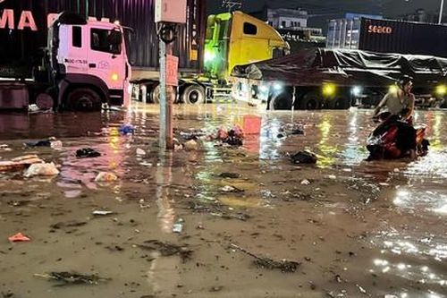 Mưa lớn kéo dài, nhiều tuyến đường tại Đồng Nai ngập sâu