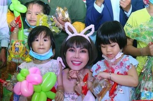 Các nghệ sĩ mang Trung thu đến trẻ em nghèo