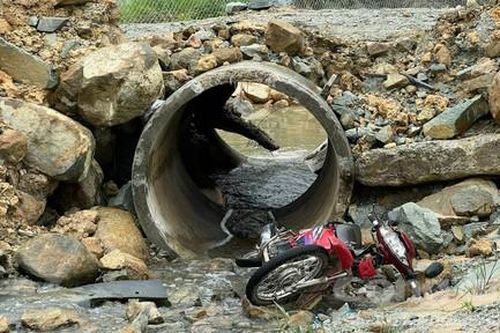 Nam bảo vệ mất tích 'bí ẩn', xe máy nằm dưới miệng cống