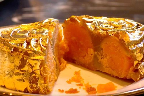 Cận cảnh quy trình dát vàng bánh trung thu siêu sang ở Hà Nội