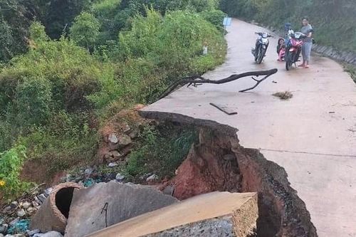 Mưa lớn kéo dài, nhiều tuyến đường ở Kon Tum hư hỏng nặng