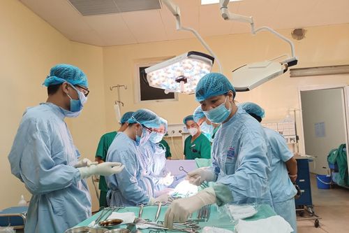 Mổ 'bắt' con 31 tuần tuổi cho sản phụ mắc ung thư giai đoạn cuối