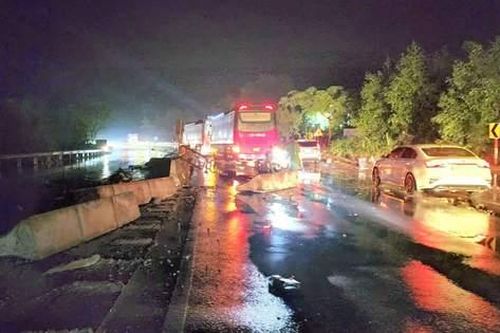 Xe khách mất lái gây tai nạn lúc rạng sáng