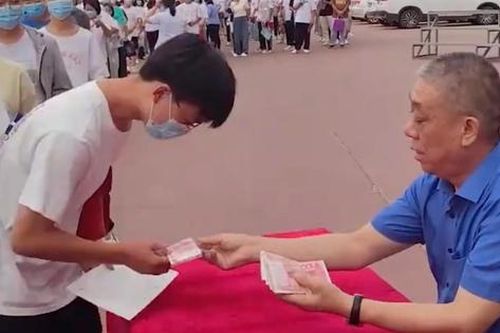Đại gia Trung Quốc phát 4,7 triệu USD cho 4.000 sinh viên nghèo