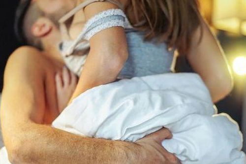 Đang làm 'chuyện ấy' dở dang thì chồng người tình về, anh thợ xây biến mất không tăm tích, biết được chỗ anh ta trốn người chồng mới sốc