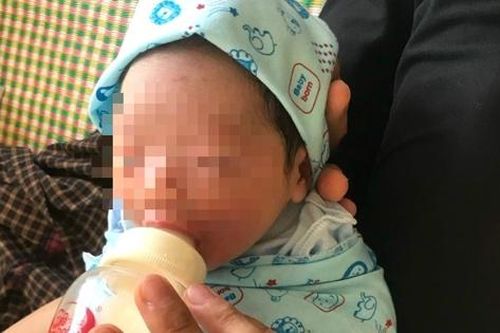 Hải Dương: Đau lòng bé trai sơ sinh còn nguyên dây rốn bị bỏ rơi ven đường