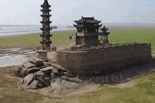 Hạn hán khiến hồ nước ngọt lớn nhất Trung Quốc khô cạn, hòn đảo 1.000 năm lộ ra hoàn toàn