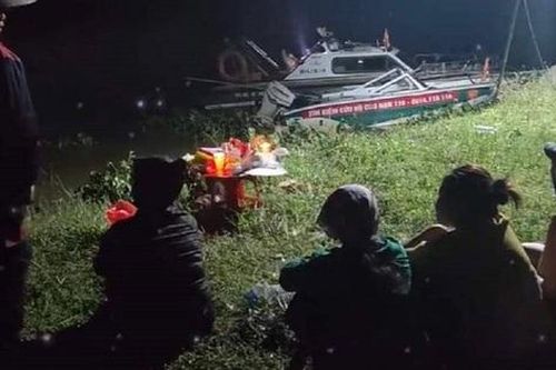 Trượt chân rơi xuống sông Đáy, 2 học sinh bị dòng nước cuốn trôi