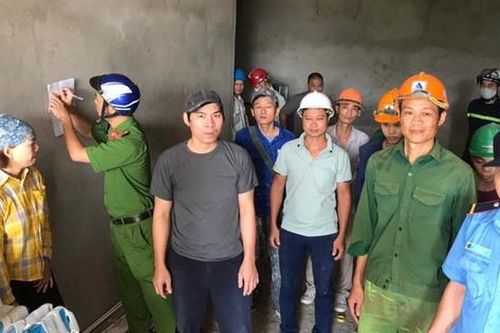 Nỗ lực giải cứu 10 người mắc kẹt trong thang máy chung cư
