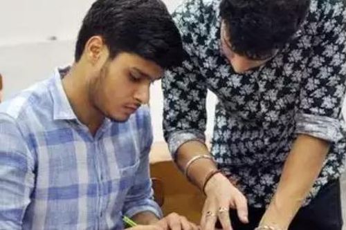 IELTS 8.0 nhưng nghe không hiểu, nói không được tiếng Anh: Lộ 'vụ lừa' IELTS kịch tính ở Ấn Độ