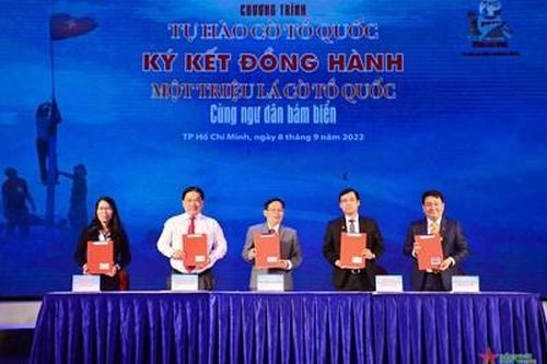 Hơn 1,2 triệu lá cờ Tổ quốc được trao tặng đến người dân
