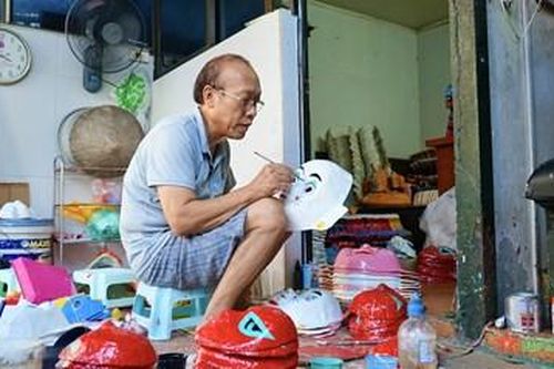 Gia đình nặng lòng 'giữ lửa' mặt nạ giấy bồi cuối cùng ở Thủ đô