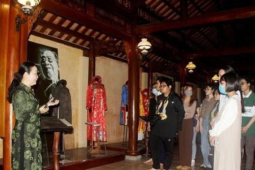 Bảo tàng Áo dài tiếp nhận áo dài của đại diện Saigontourist