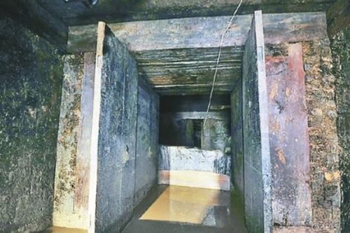 Hố đen lộ ra, bất ngờ thấy quan tài tỏa hương thơm lạ