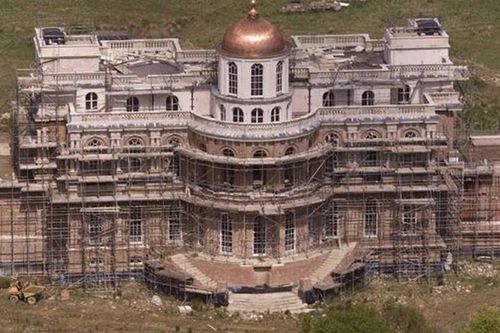 Biệt thự bỏ hoang ở Anh to lớn hơn cả Cung điện Buckingham