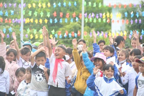 Trẻ vùng cao háo hức đón Tết Trung thu, vui 'Đêm hội trăng rằm'